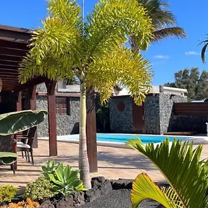 https://villa-chic.in-canary-islands.com